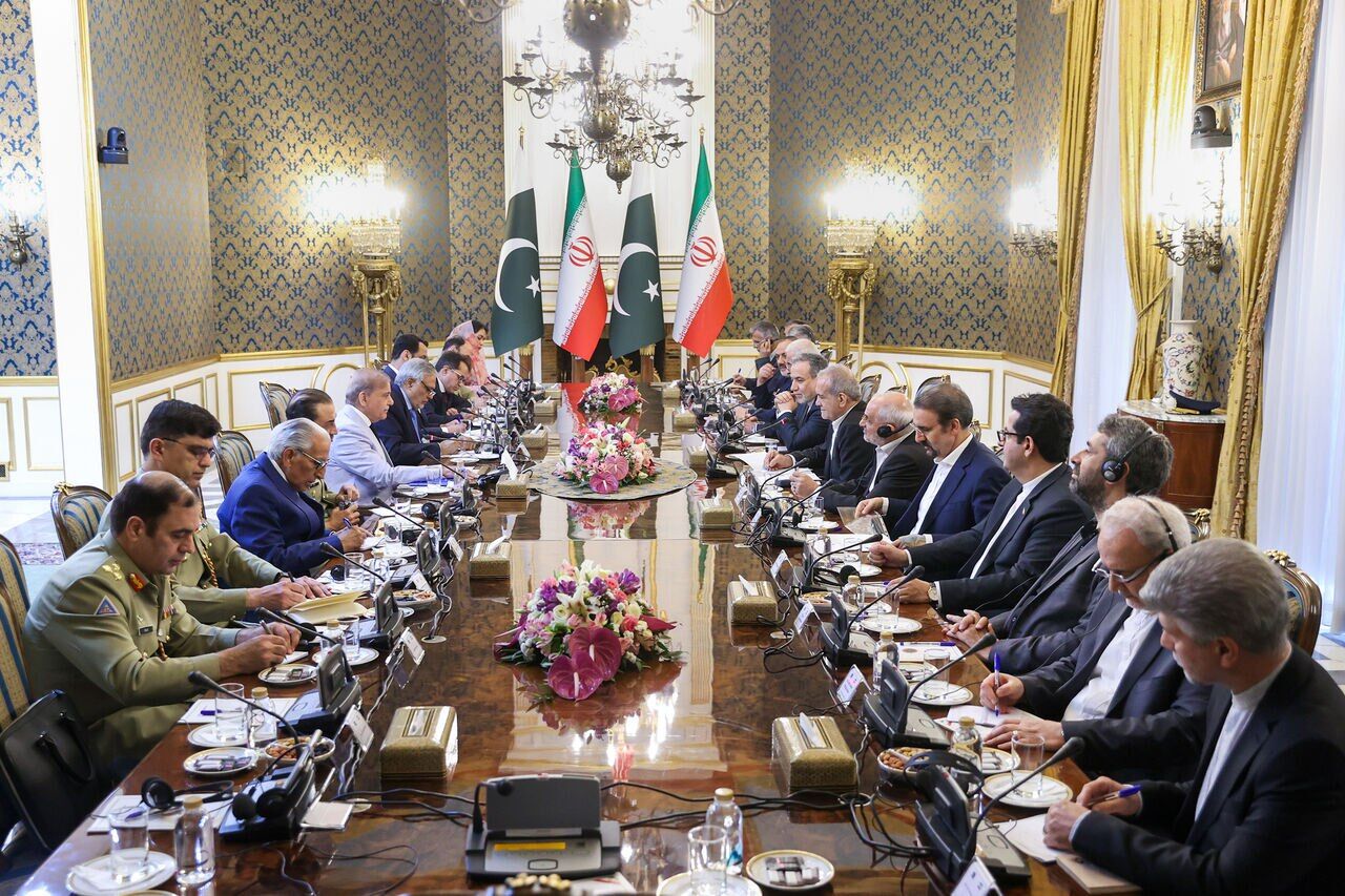 پزشکیان: ایران اور پاکستان کے اقتصادی روابط کی سطح دونوں ملکوں کی گنجائشوں سے مناسبت نہیں رکھتی۔