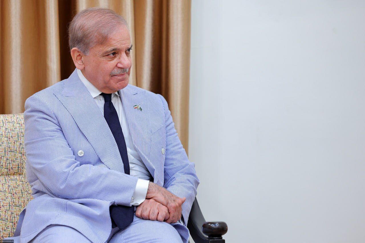 رہبر انقلاب اسلامی سے پاکستان کے وزیر اعظم کی گفتگو میں برصغیر میں کشیدگی  کم کرانے ميں ایران کے کردار کی قدردانی