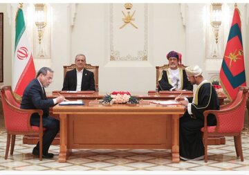 Visite de Pezeshkian à Mascate: Signature de 18 accords de coopération entre l’Iran et le Sultanat d’Oman lors de la