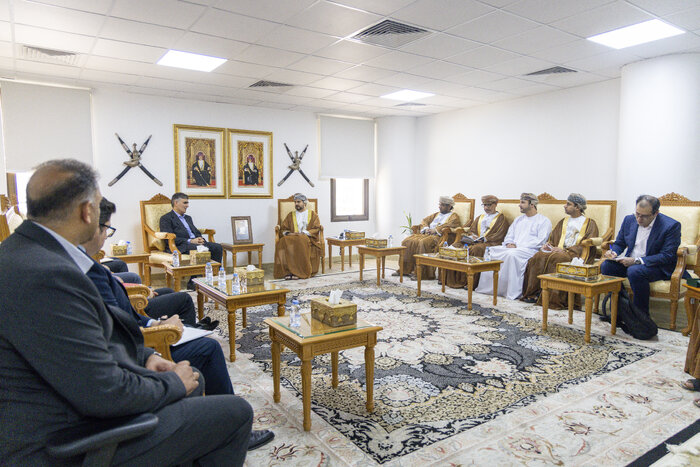 وزير التجارة والصناعة وترويج الاستثمار العماني يلتقي محافظ البنك المركزي الإيراني