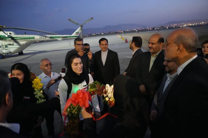استقبال استاندار از بانوان افتخارآفرین کرمانشاهی در فرودگاه