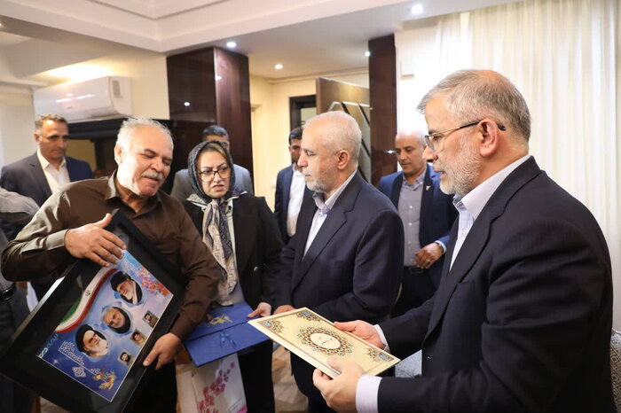 معاون رییس جمهور : دیدار با خانواده های  شهدا وظیفه انسانی و انقلابی است