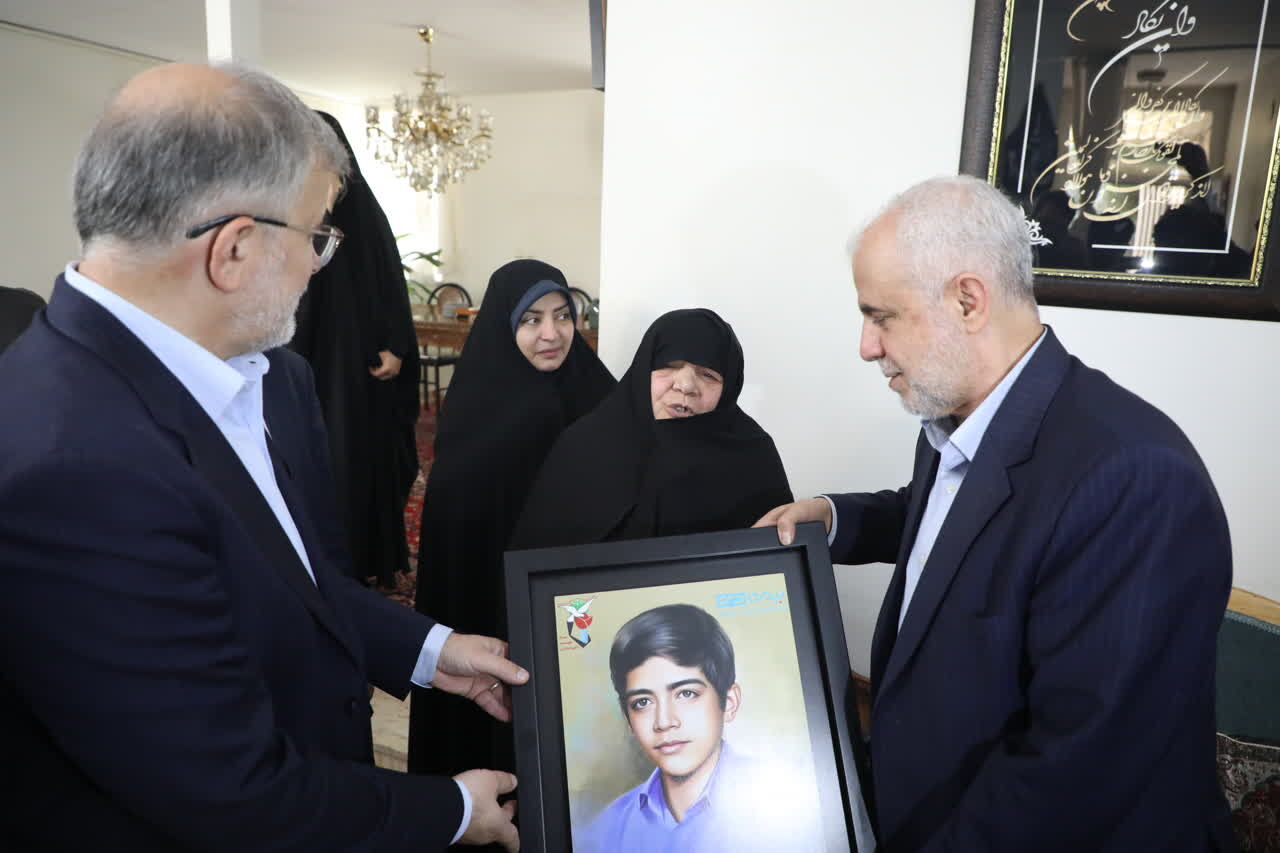 معاون رییس جمهور : دیدار با خانواده های شهدا وظیفه انسانی و انقلابی است