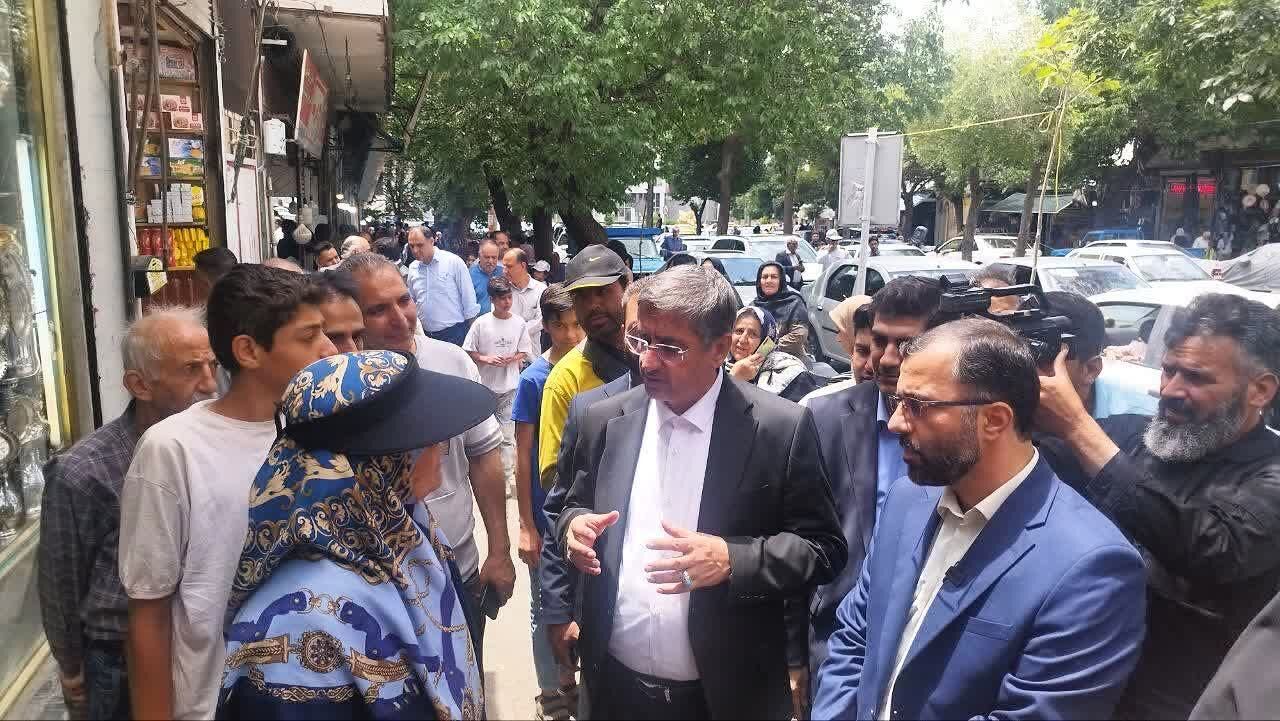 استاندار لرستان در بروجرد با مردم دیدار کرد/ شنیدن مستقیم مشکلات و مطالبات شهروندان