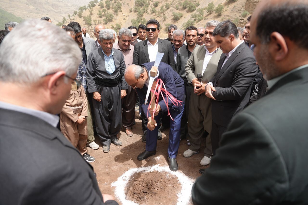 آغاز عملیات ساخت سالن ورزشی روستای دشه پاوه با حضور استاندار کرمانشاه