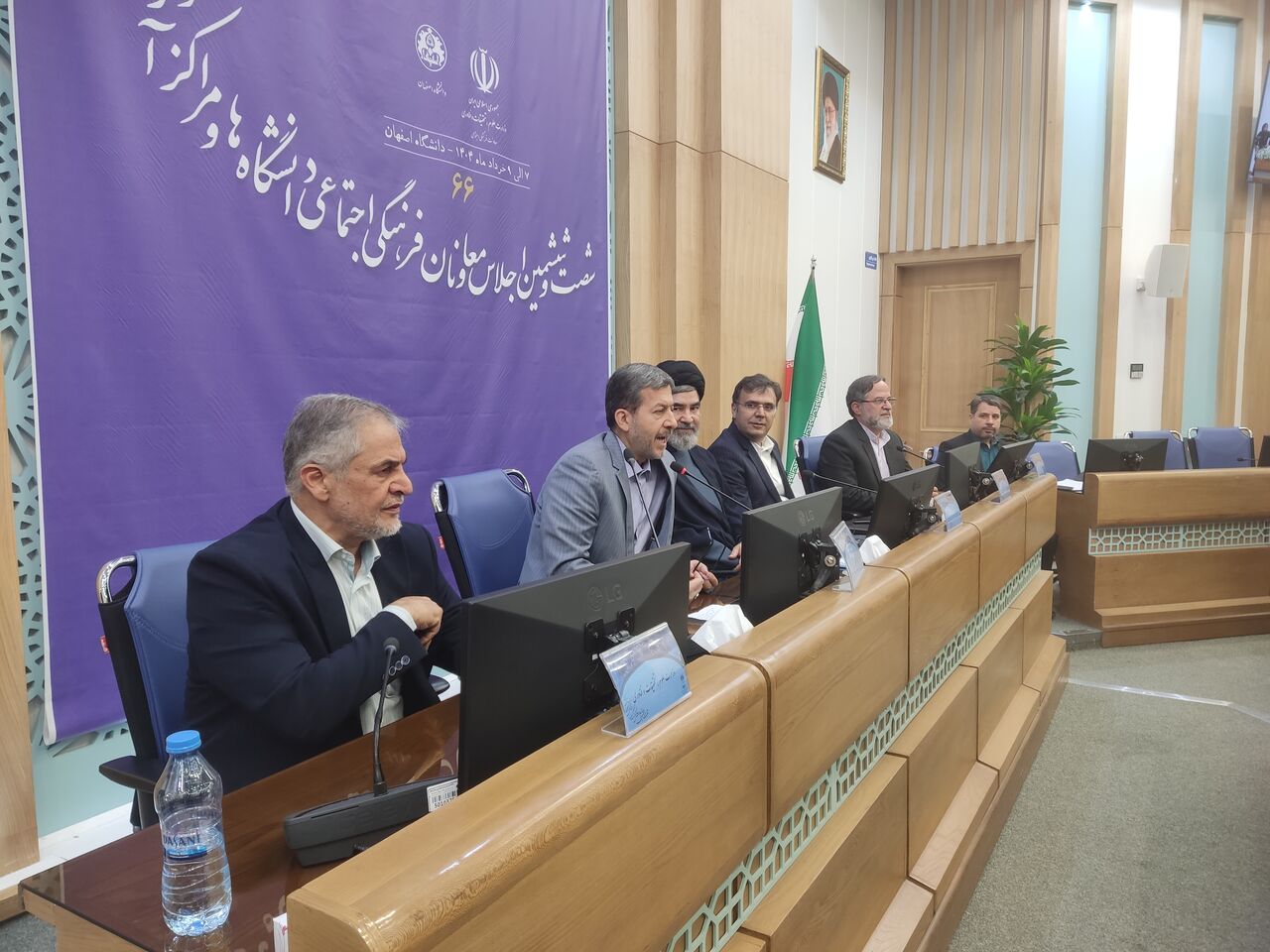 شهرها و استان‌ها را باید با محتواهای دانشگاهی اداره کرد