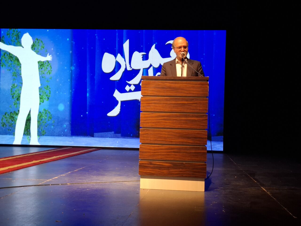 مشاور وزیر فرهنگ: تشکیل جامعه سعادتمند رسالت هنرمند تئاتر است