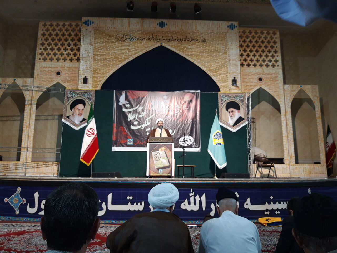 امام جمعه موقت دزفول: آیت‌الله رئیسی و حاج قاسم از دستاوردهای نهضت امام خمینی(ره) هستند
