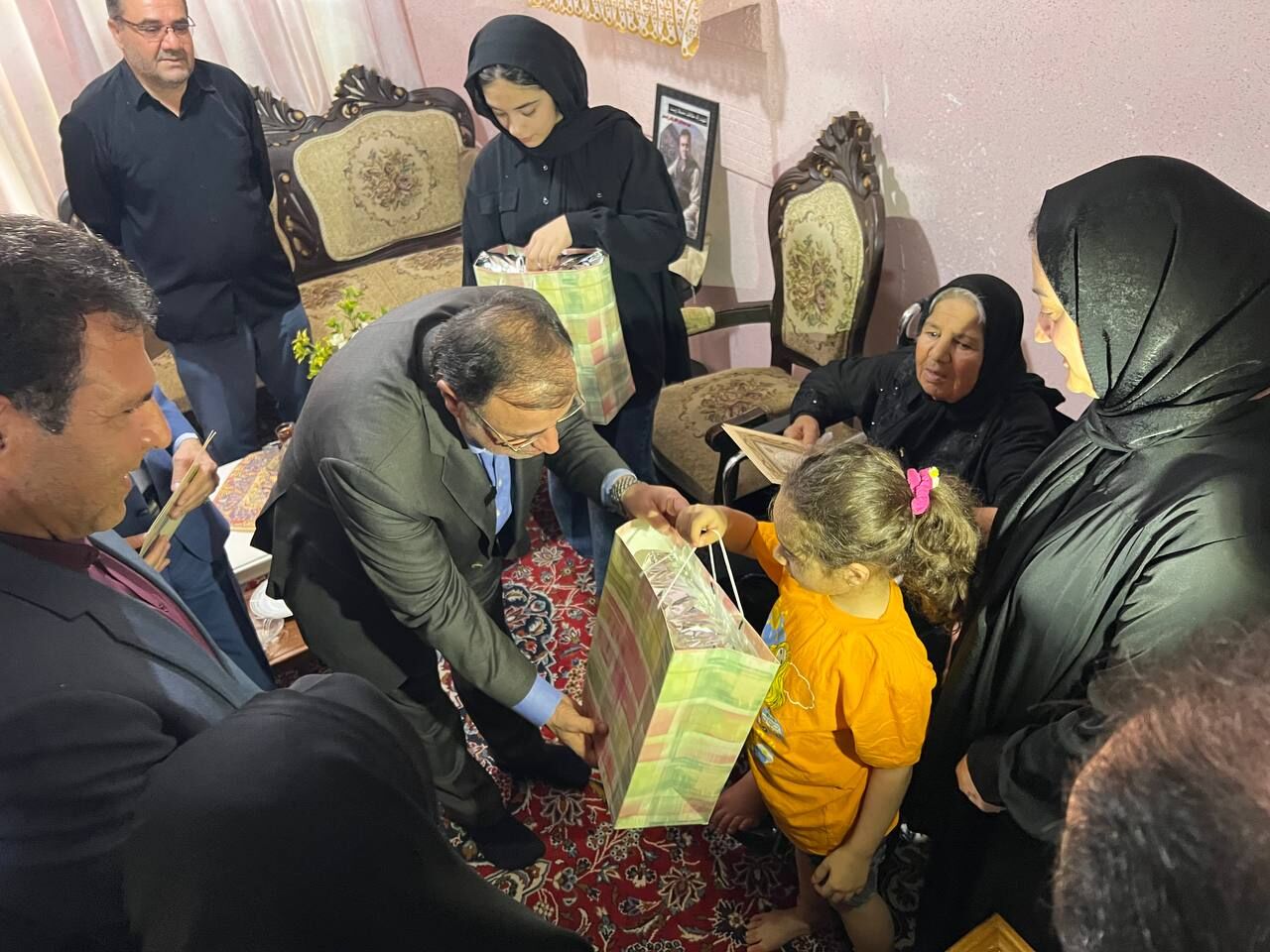 شهید محیط‌زیست، قهرمان گلستان؛ استاندار در کنار مادر داغدیده