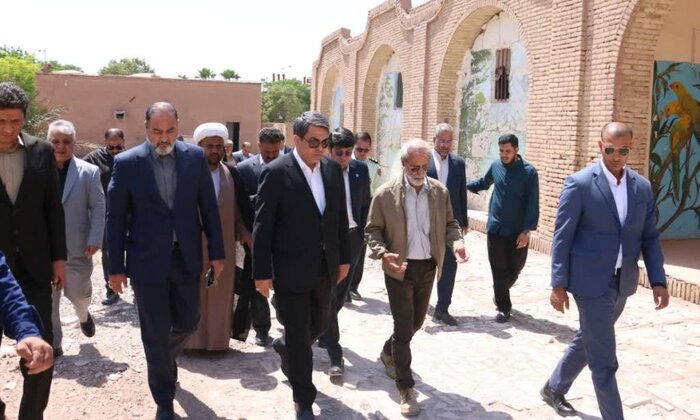 بنای ۱۰۰ ساله بیمارستان مرسلین کرمان در کما