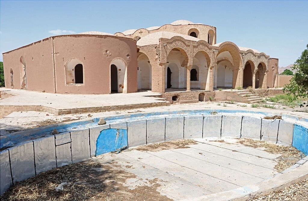 بنای ۱۰۰ ساله بیمارستان مرسلین کرمان در کما