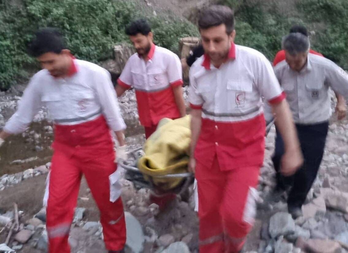 رودخانه چالوس پدر خانواده را با خود بُرد اما همسر و دخترش را نجات دادند