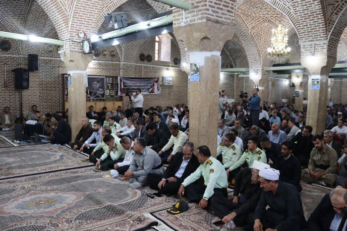 امام جمعه مهاباد: اعتماد و علاقه به مردم بارزترین ویژگی امام خمینی(ره) بود