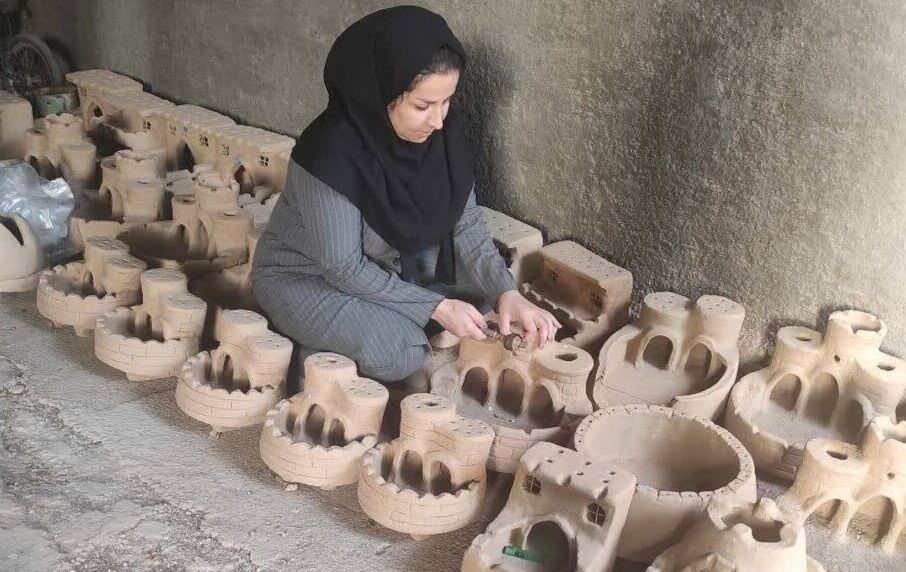 زنی که از خاک زندگی میسازد زنی که از خاک زندگی میسازد