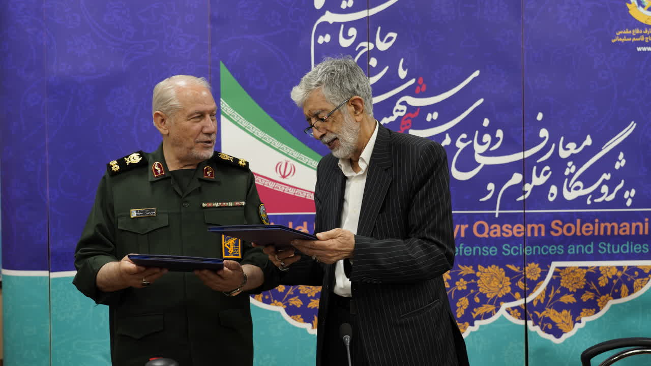 سرلشکر صفوی: امام (ره) الگوی تازه‌ای از مردم سالاری دینی را برای آزادگان عالم رقم زد