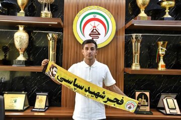کاپیتان تیم فجر شهید سپاسی شیراز قراردادش را تمدید کرد