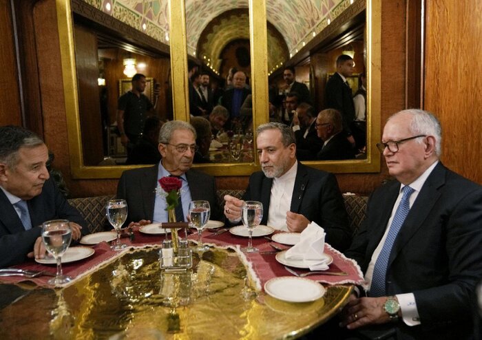 عراقچی با برخی شخصیت ها و نخبگان مصر دیدار و گفت و گو کرد