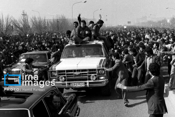 Tehranın Mehrabad hava limanına gedən yolda İran xalqının İmam Xomeynini (r.ə.) unikal formada qarşılaması