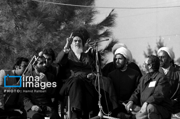 İmam Xomeyninin (r.ə.) Beheşti-Zəhrada (inqilab şəhidlərinin məzarı) çıxışı. Bu nitq zalım rejim süqut etməmişdən əvvəl edilib. İmam bu çıxışında açıq və aydın şəkildə rejimi təhdid etdi.