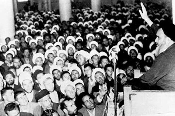 İmam Xomeyninin (r.ə.) İslam İnqilabından 15 il əvvəlki çıxışı. İmam Xomeyni (r.ə.) Qum şəhərindəki bu çıxışında şah rejiminin təslim qanunu və İslam əleyhinə qanunlarına etiraz edib.
