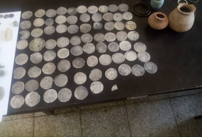کشف اشیای دوره ساسانی از قاچاقچیان در نرماشیر کرمان