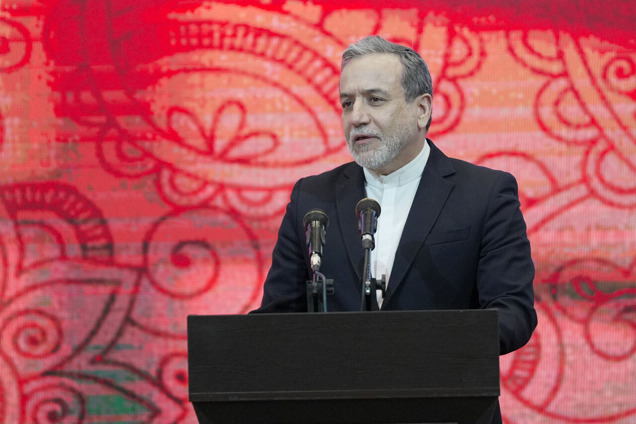 Canciller de Irán junto a la tumba del mártir Nasrolá: “La victoria ...