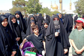 فیلم|حضور پرشور جوانان در مرقد امام؛ «با قدرت به سوی آینده‌ای روشن می‌رویم»