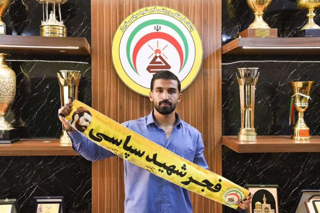 قرارداد مدافع گلزن تیم فجر شهید سپاسی شیراز تمدید شد