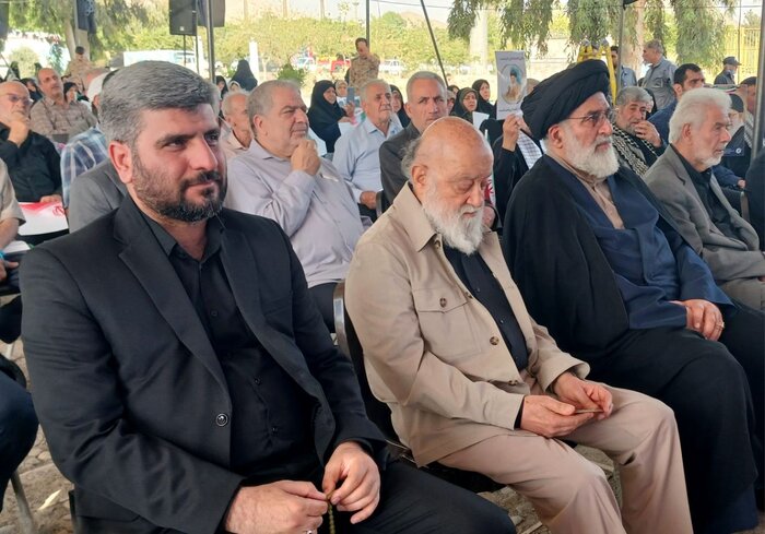 گرامیداشت ۵۶ شهید قیام ۱۵ خرداد با گلباران مزار آنان در تهران