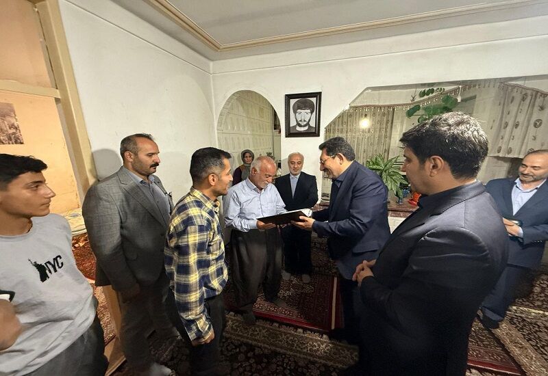 دیدار وزیر صمت با خانواده شهیدان خوشنود در سنندج