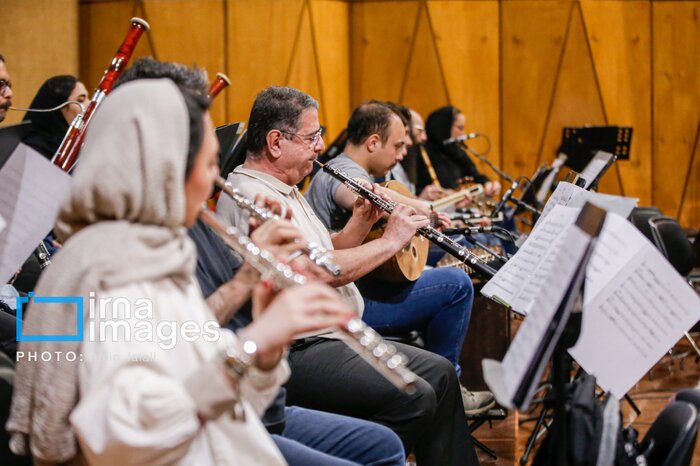 پاسداشت بزرگان موسیقی/ ارکستر ملی با خوانندگان جوان همکاری می‌کند+ فیلم