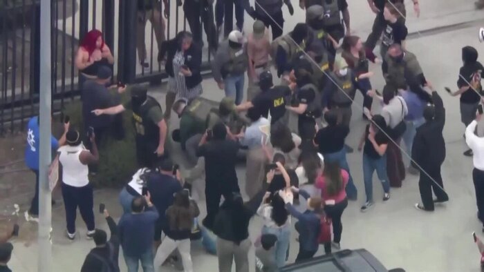 درگیری پلیس و معترضان ضدمهاجرت در شهر لسآنجلس آمریکا