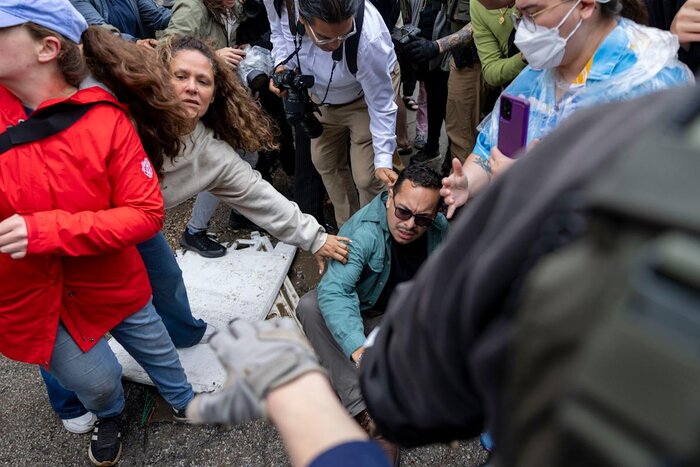 درگیری پلیس و معترضان ضدمهاجرت در شهر لسآنجلس آمریکا