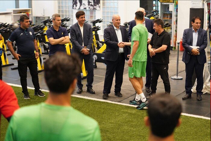 تمرین تیم ملی فوتبال؛ جدیت قلعهنویی و حضور مهمانان ویژه