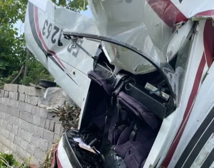 فرود اضطراری یک هواپیمای فوق سبک در شالیزارهای تنکابن+عکس