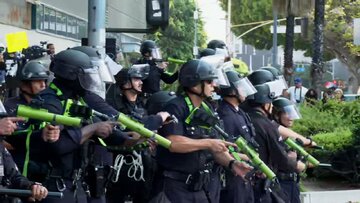 پرتاب نارنجک صوتی و شلیک گلوله‌های پلاستیکی از سوی پلیس آمریکا به سوی معترضان