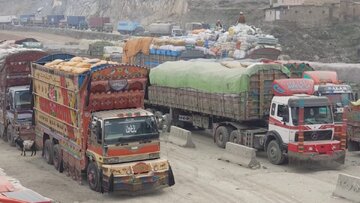 ۱۱ موتر میوه خشک تجار افغان همچنان در «واگه» متوقف‌ هستند