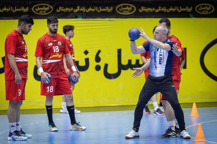 سرمربی استقلال کازرون: اگر وقفه لیگ هندبال نبود، مهار ما سختتر بود