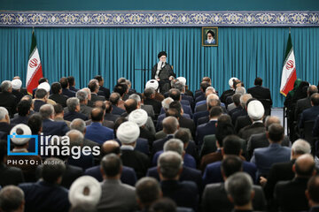 El Líder de la Revolución recibe a los representantes del Parlamento iraní