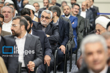 El Líder de la Revolución recibe a los representantes del Parlamento iraní