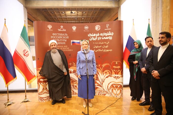 گسترش روابط فرهنگی ایران و روسیه/ افتتاح نمایشگاه صنایع دستی روسی در تهران
