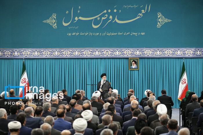 El Líder de la Revolución recibe a los representantes del Parlamento iraní