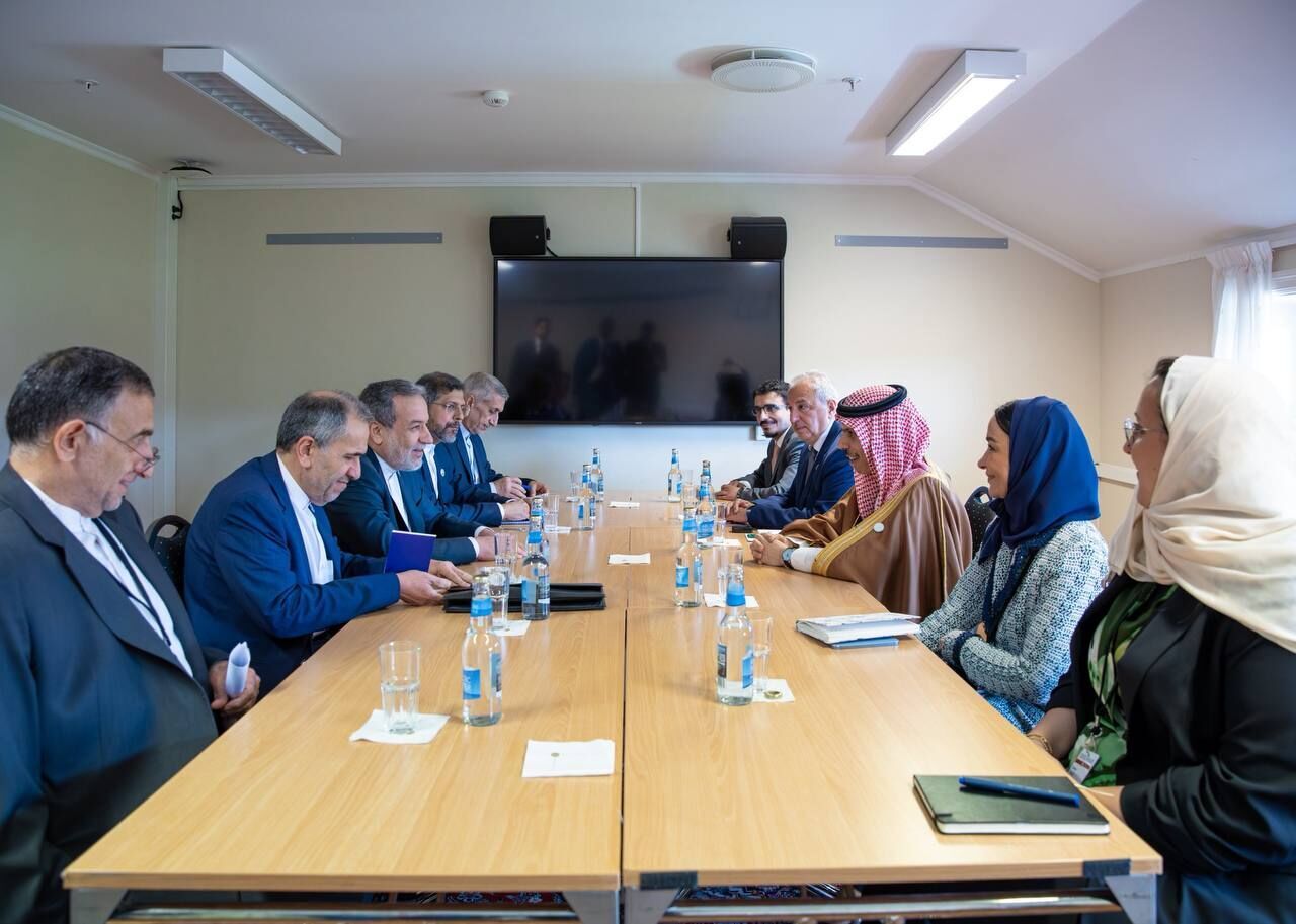 وزير الخارجیة الإيراني يلتقي نظيره السعودي على هامش منتدى أوسلو الـ 22 وزير الخارجیة الإيراني يلتقي نظيره السعودي على هامش منتدى أوسلو الـ 22