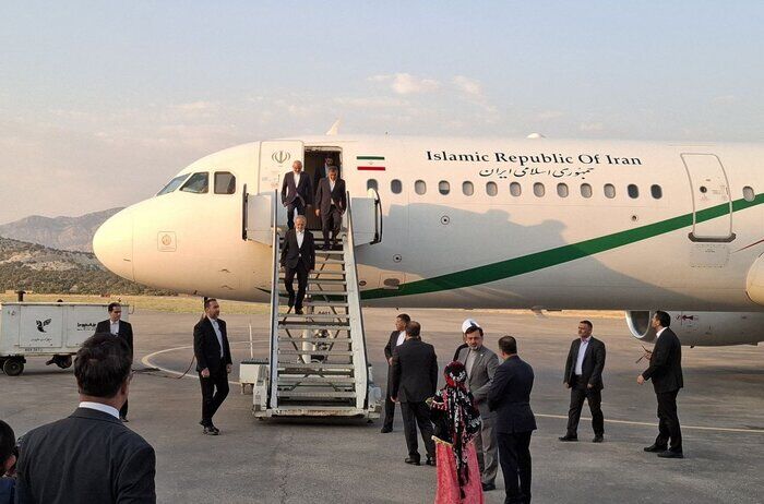 رئيس الجمهورية يصل إلى محافظة إيلام غربي البلاد رئيس الجمهورية يصل إلى محافظة إيلام غربي البلاد