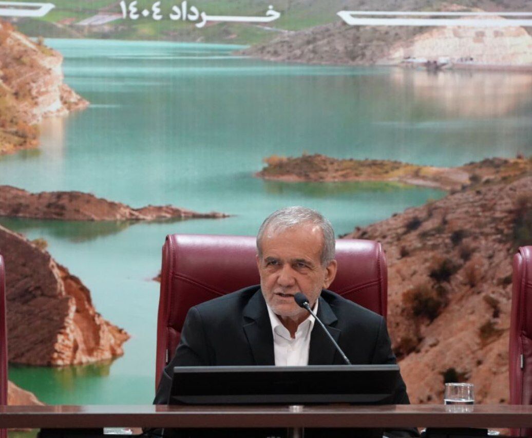 در نشست با فعالان سیاسی و اجتماعی ایلام؛ پزشکیان: مبنای گفت‌وگو با آمریکا سیاست‌های رهبر انقلاب است/ زیر بار زور نمی‌رویم