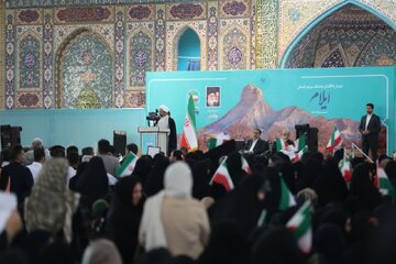 امام جمعه ایلام: پیشرفت استان بدون اتصال به شبکه ریلی و جاده‌ای میسّر نیست