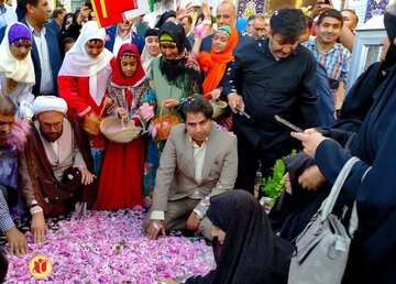 فیلم| گل افشانی گلزار شهدای کرمان در آستانه عید غدیر