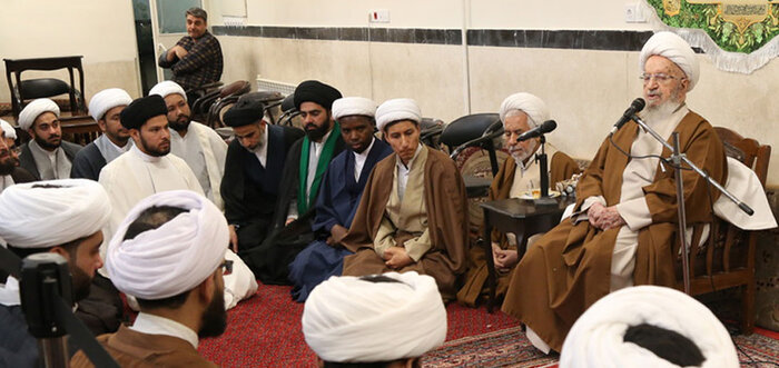 برگزاری آیین عمامهگذاری و جشن غدیر در دفتر علما و مراجع قم برگزاری آیین عمامهگذاری و جشن غدیر در دفتر علما و مراجع قم