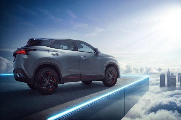 رانندگی نیمه خودران با فونیکس اف ایکس: ایمنی، آرامش و فناوریهای پیشرفته