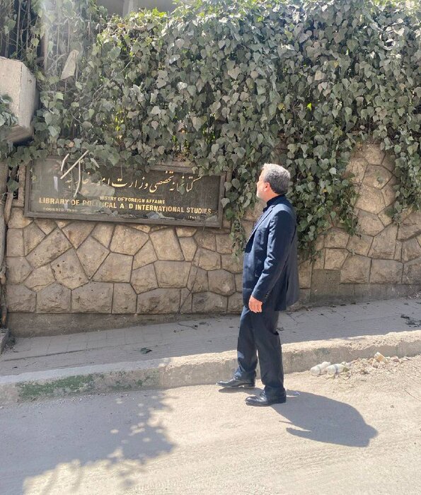عراقچی از محل ساختمان آسیبدیده کتابخانه تخصصی وزارت خارجه بازدید کرد